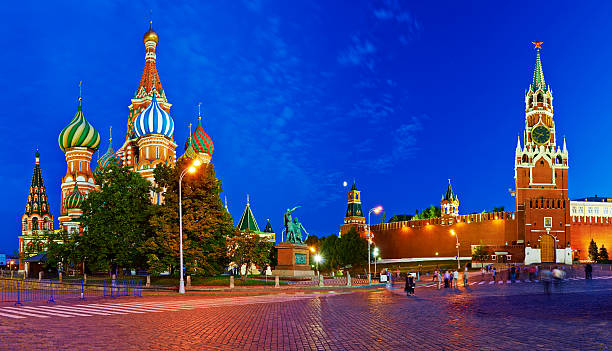 istock Moscow Kremlim and St. Basil Cathedral. 187100729