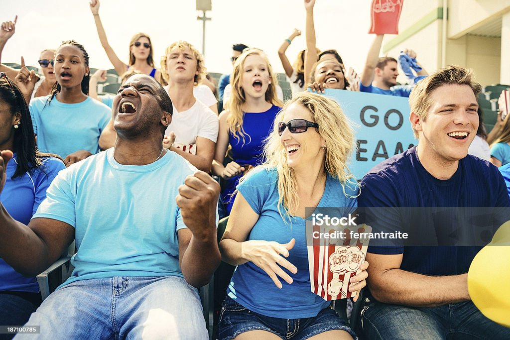 - Fans feuern Sie Sportveranstaltungen - Lizenzfrei Stadion Stock-Foto