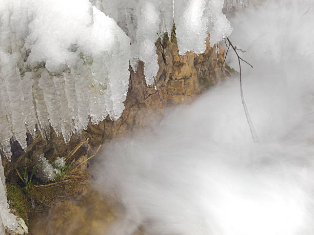 아이스 가라앉다 - plitvice lakes national park croatia winter sparse 뉴스 사진 이미지