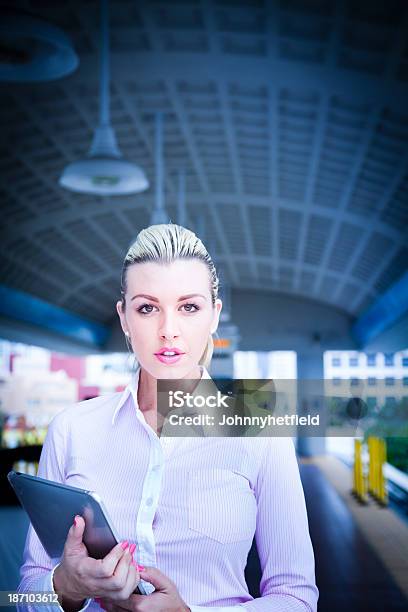 Retrato De Uma Mulher De Negócios Segurando Seu Tablet Digital - Fotografias de stock e mais imagens de 20-29 Anos