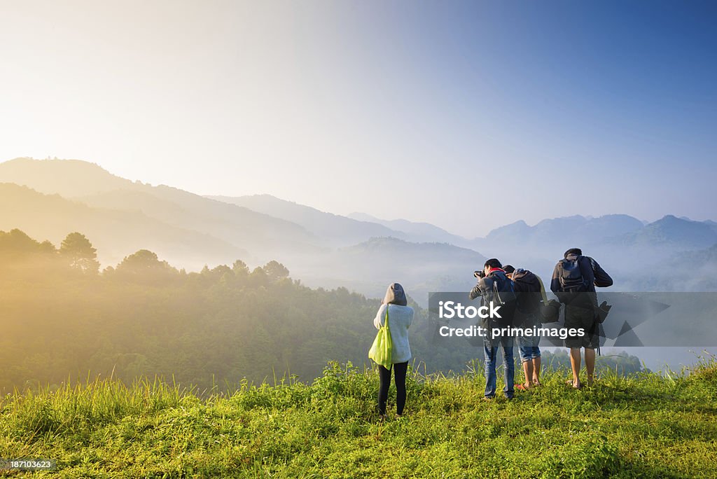 Voyageurs avec caméra dans les montagnes. - Photo de Thaïlande libre de droits