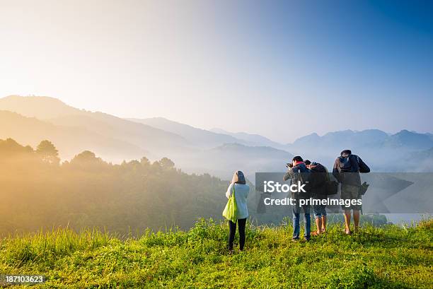 Photo libre de droit de Voyageurs Avec Caméra Dans Les Montagnes banque d'images et plus d'images libres de droit de Thaïlande - Thaïlande, Culture thaïlandaise, Voyage