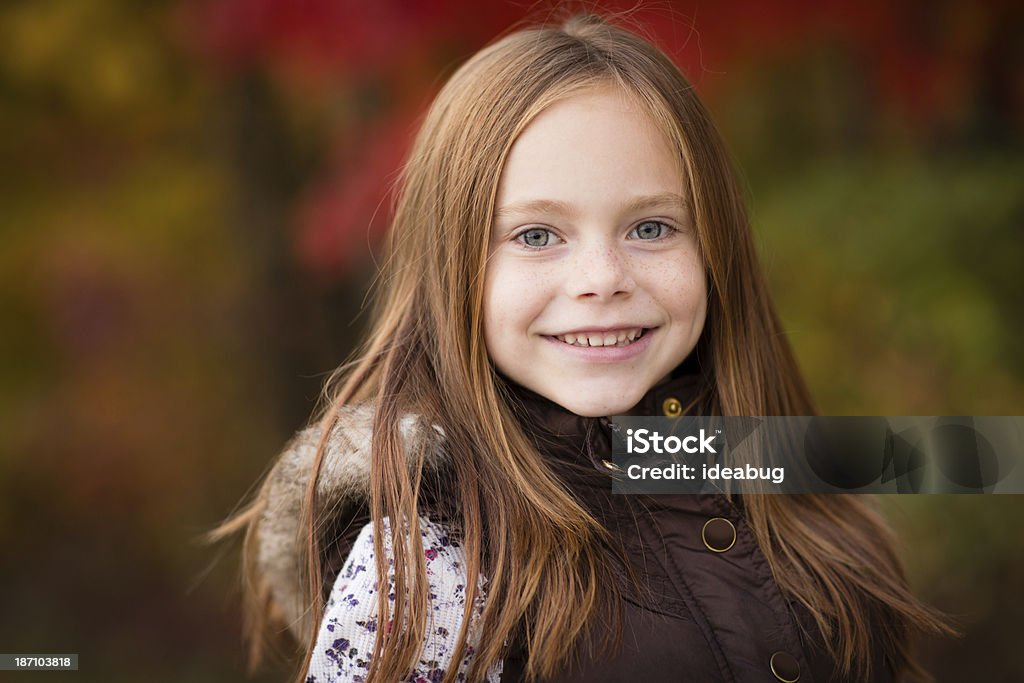 Primer plano de niña de pie al aire libre en otoño día - Foto de stock de Otoño libre de derechos