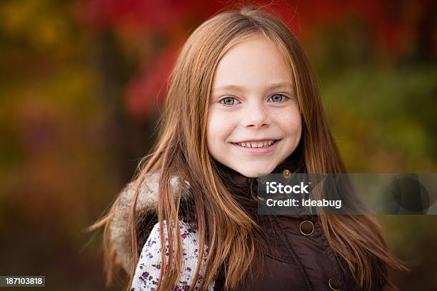 Primer Plano De Niña De Pie Al Aire Libre En Otoño Día Foto de stock y más banco de imágenes de Otoño