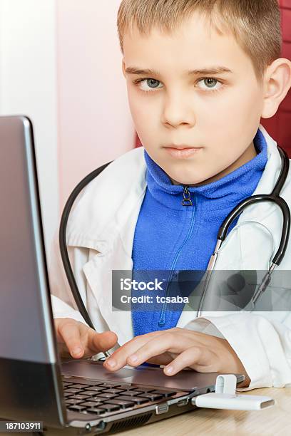 Little Boy 医師 - 1人のストックフォトや画像を多数ご用意 - 1人, つながり, インターネット