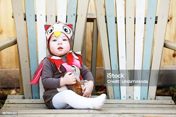 Chica Niño Vestido Como Un Búho Para Halloween Foto de stock y más banco de imágenes de 12-17 meses - 12-17 meses, 12-23 meses, Aire libre