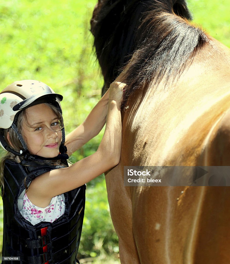 Cô Bé Với Con Ngựa Của Mình Hình ảnh Sẵn có - Tải xuống Hình ảnh ...