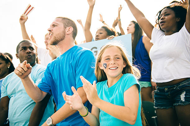 fan il tifo per eventi sportivi - football american football sport football field foto e immagini stock