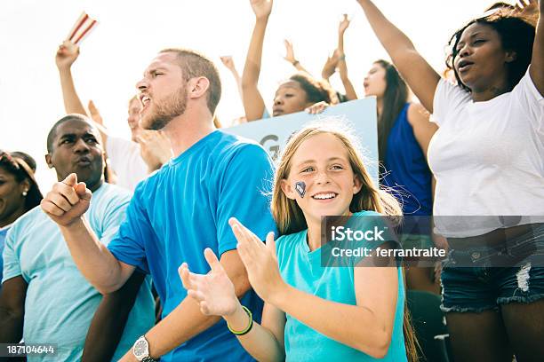 Foto de Fãs Da Torcida Em Eventos Esportivos e mais fotos de stock de Estádio - Estádio, Animar, Esporte