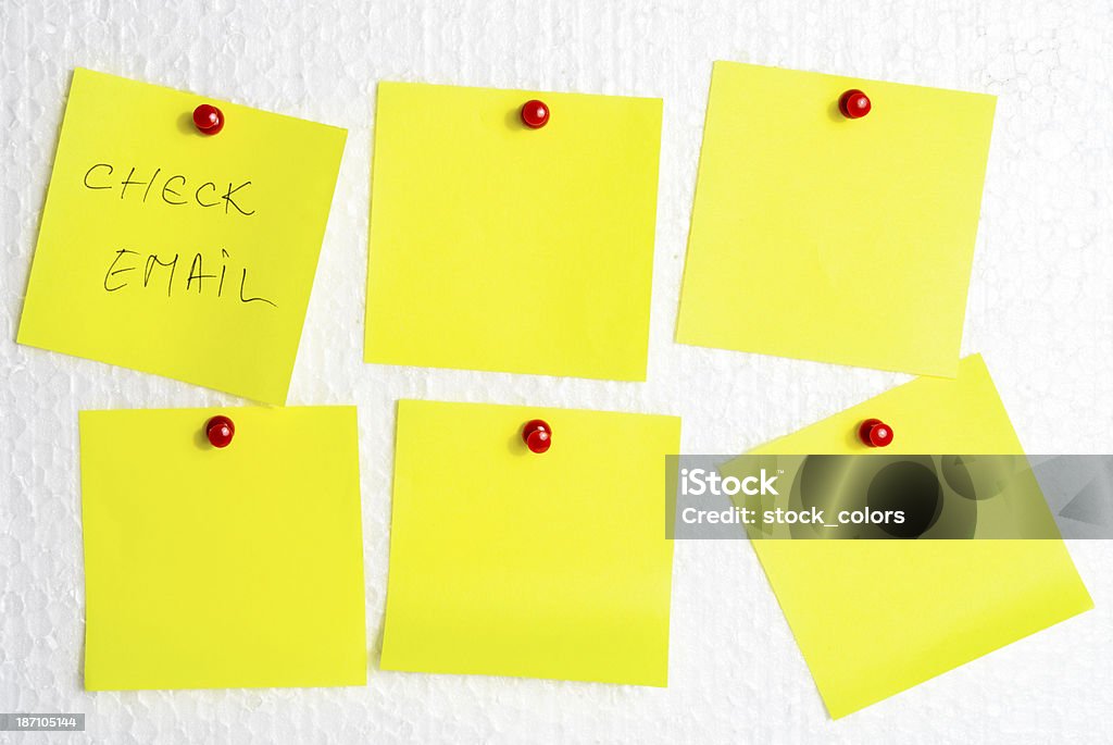 ckeck e-mail sur post-it - Photo de Communication libre de droits