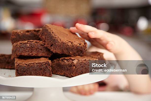Desee Un Brownie Foto de stock y más banco de imágenes de Brownie - Pastel - Brownie - Pastel, Niño, Alcanzar