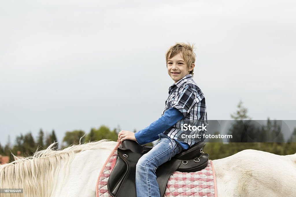 子馬の乗馬、屋外 - 6歳から7歳のロイヤリティフリーストックフォト
