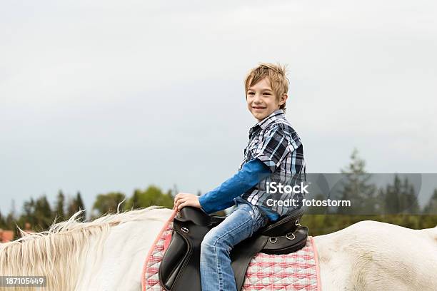 Dziecko Jazda Na Koniu Na Zewnątrz - zdjęcia stockowe i więcej obrazów 6-7 lat - 6-7 lat, Chłopcy, Czynność
