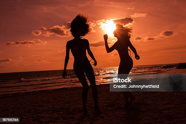 Foto de Amigos Se Divertindo Na Praia e mais fotos de stock de Dançar - Dançar, Fotografia - Imagem, Sombra