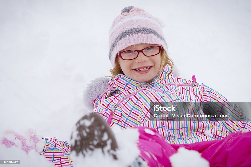 雪の中で遊ぶ若い女の子ます。 - �めがねのロイヤリティフリーストックフォト