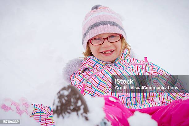 雪の中で遊ぶ若い女の子ます - めがねのストックフォトや画像を多数ご用意 - めがね, 冬, 女の子