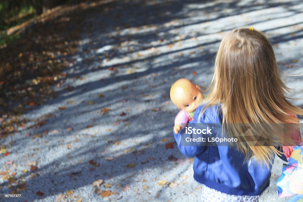 Kleines Mädchen mit Puppe zu Fuß - Lizenzfrei Aktiver Lebensstil Stock-Foto