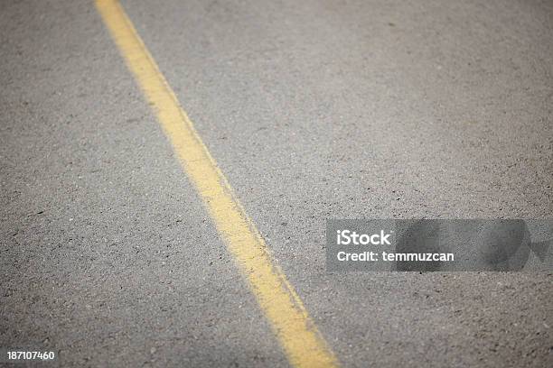 Foto de Asfalto e mais fotos de stock de Amarelo - Amarelo, Avenida, Cena Não-urbana