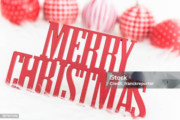 Foto de Texto Com Decorações Comuns De Natal e mais fotos de stock de Bola de Árvore de Natal - Bola de Árvore de Natal, Branco, Brilhante - Luminosidade