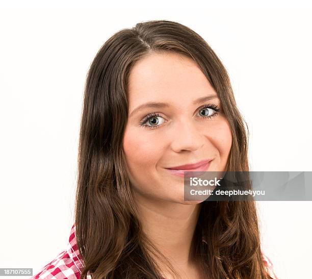 Foto de Sorridente Jovem Mulher Com Cabelo Longo Castanho e mais fotos de stock de 20-24 Anos - 20-24 Anos, Adolescente, Adolescência