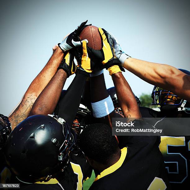 Fußballspieler Feiert Touchdown Stockfoto und mehr Bilder von Amerikanischer Football - Amerikanischer Football, Football - Spielball, Feiern