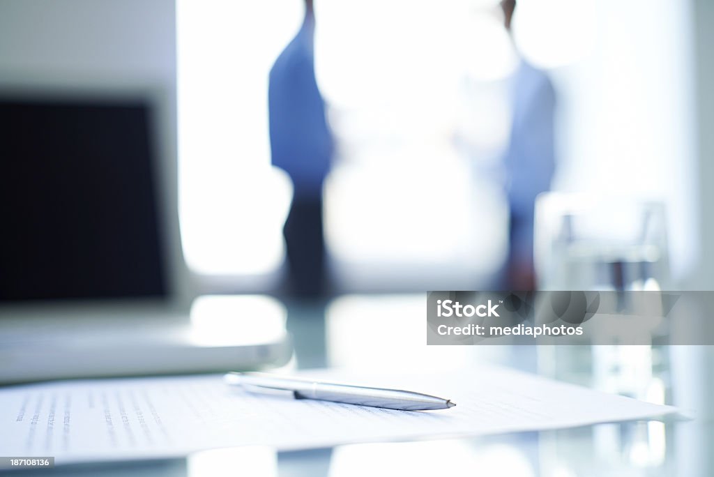 Penna su una scrivania di ufficio Affari contratto - Foto stock royalty-free di Contratto