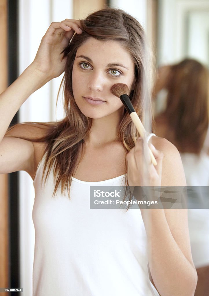 Adicionando blusher para suas bochechas - Foto de stock de Blush royalty-free