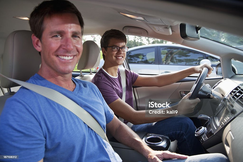 Adolescente aprendiendo a conducir - Foto de stock de Coche libre de derechos