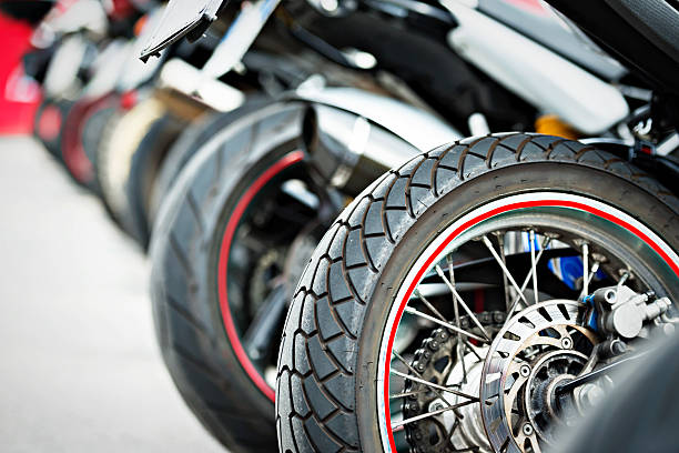 мотоциклов задние колеса - motorcycle in a row tire wheel стоковые фото и изображения