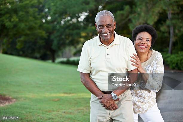 Ältere Afroamerikanische Paar Stockfoto und mehr Bilder von Afro-amerikanischer Herkunft - Afro-amerikanischer Herkunft, Seniorenpaar, Stehen