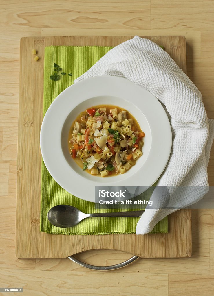 Weiße Schüssel mit Gemüse und pasta-Suppe - Lizenzfrei Flüssig Stock-Foto