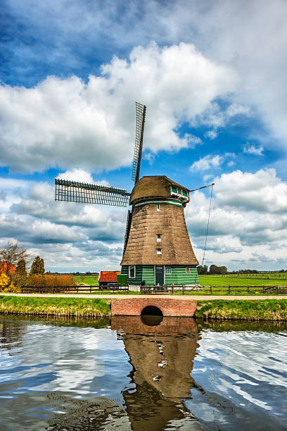 moulin à vent néerlandais traditionnels sur un canal standard aux pays-bas - polder windmill space landscape photos et images de collection