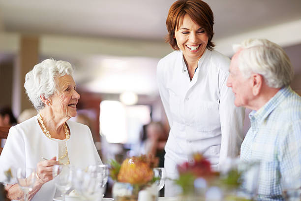 o que está a fazer? - senior adult nursing home eating home interior imagens e fotografias de stock