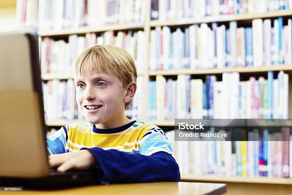 Lächelnden blonden Jungen Brandung die net in Ambiente der library - Lizenzfrei 10-11 Jahre Stock-Foto