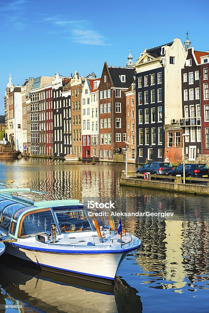 Typisch niederländische Häuser und Kanäle im Zentrum von Amsterdam - Lizenzfrei Altstadt Stock-Foto