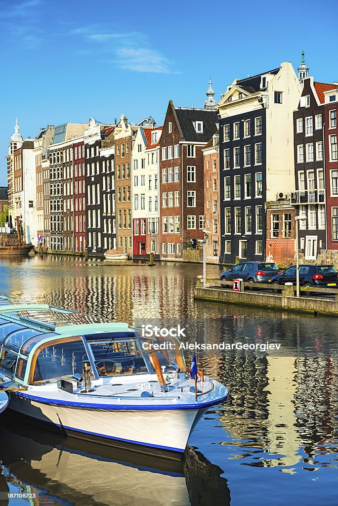 Típicas casas holandesas y Canal en el centro de Ámsterdam. - Foto de stock de Agua libre de derechos