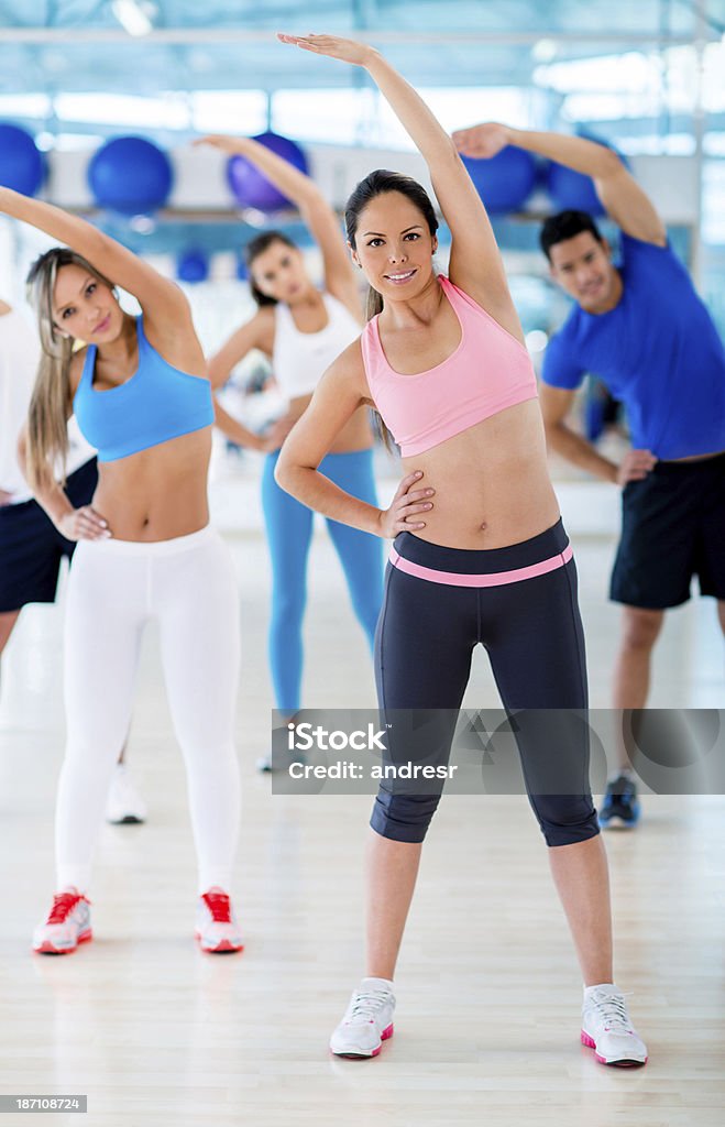 Amigos na aula de aeróbica - Foto de stock de Academia de ginástica royalty-free