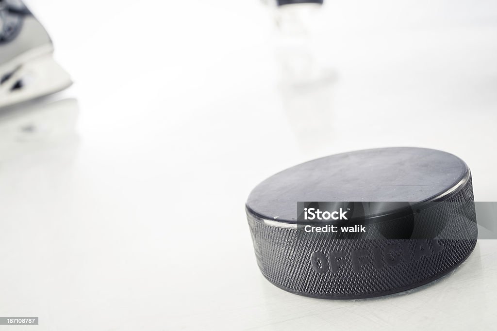 Patin à glace et de palet de hockey - Photo de Bottes libre de droits