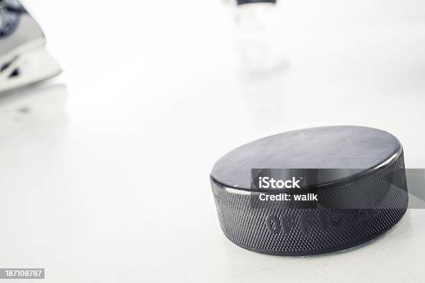 Ice Skate E Disco Da Hockey - Fotografie stock e altre immagini di Attrezzatura - Attrezzatura, Composizione orizzontale, Disco da hockey