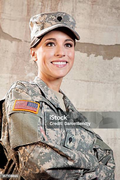 Photo libre de droit de Femme Soldat Américain banque d'images et plus d'images libres de droit de Vétéran - Vétéran, Bras croisés, États-Unis