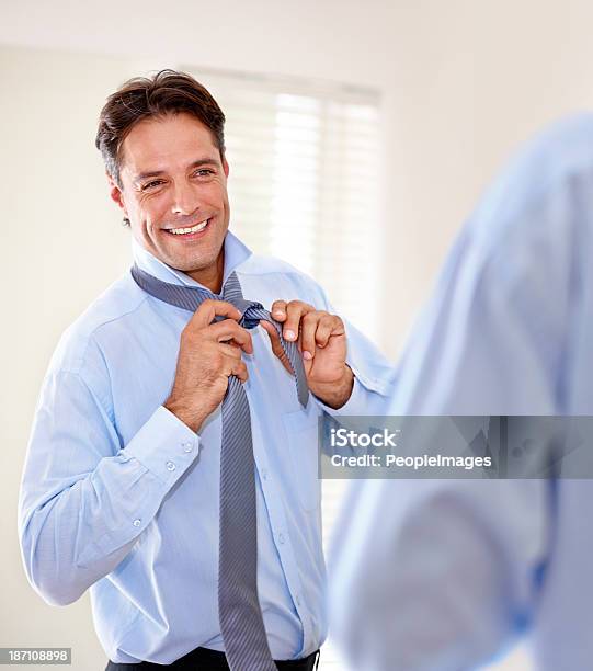 Hacerlo Todos Juntos Con Un Elegante Brida Foto de stock y más banco de imágenes de Hombres - Hombres, Vestirse, Felicidad