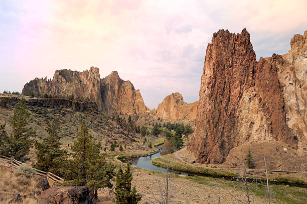 parc d'état de smith rock, dans l'oregon - crooked river photos et images de collection