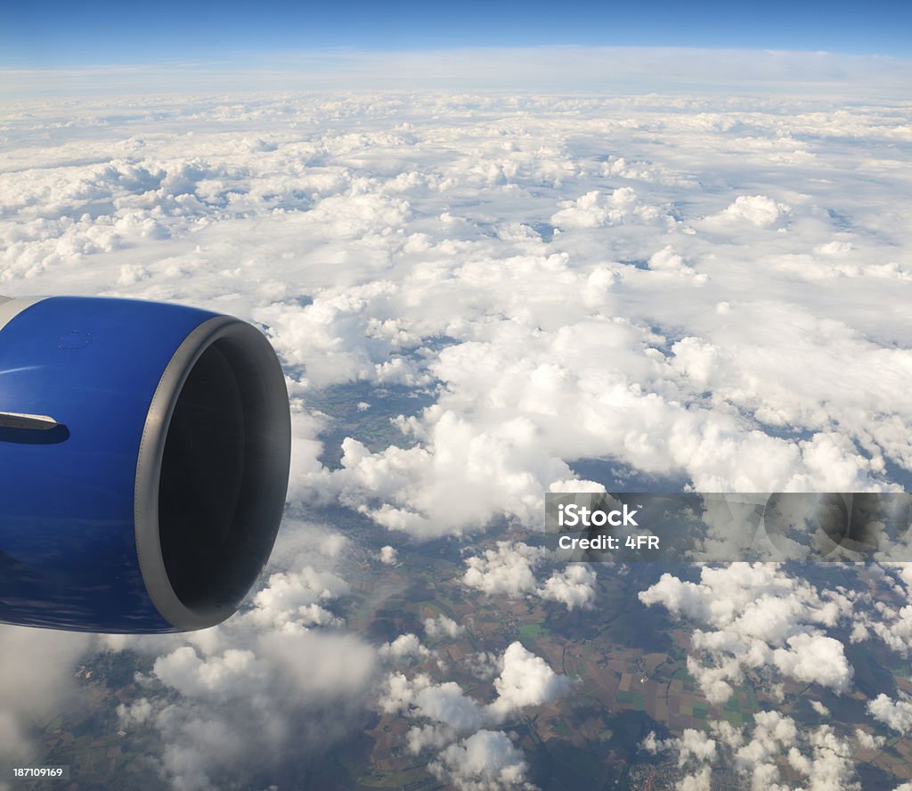 Olhando do lado de fora de um avião da janela - Foto de stock de Acima royalty-free