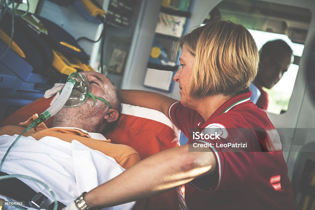 Uomo con Maschera per l'ossigeno all'interno dell'ambulanza - Foto stock royalty-free di Ambulanza