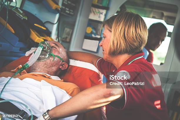 Człowiek Z Maska Tlenowa Wewnątrz Ambulans - zdjęcia stockowe i więcej obrazów Ambulans - Ambulans, Medyczna aparatura tlenowa, Tlen