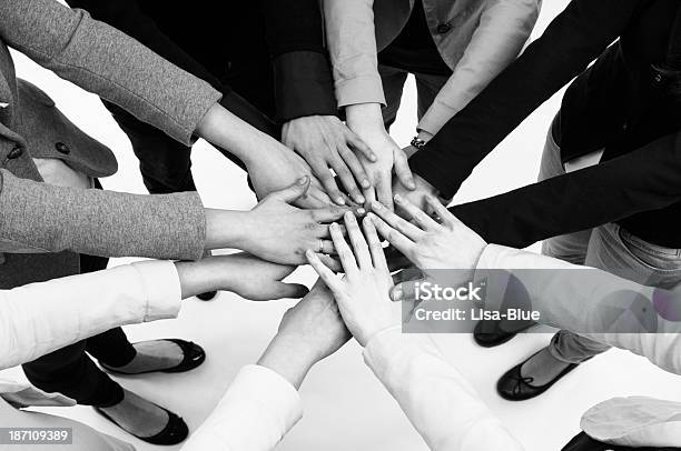 Foto de Unidade De Trabalho Em Equipe e mais fotos de stock de Preto e branco - Preto e branco, Trabalho de Equipe, Mãos Juntas