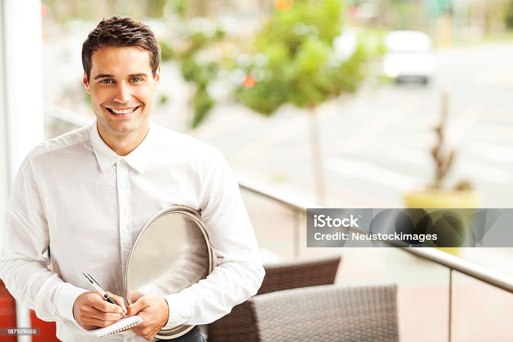 Confiante Empregado de Mesa, tendo ordem no restaurante - Royalty-free Empregado de Mesa Foto de stock