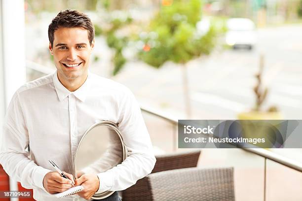 Confiante Empregado De Mesa Tendo Ordem No Restaurante - Fotografias de stock e mais imagens de Empregado de Mesa