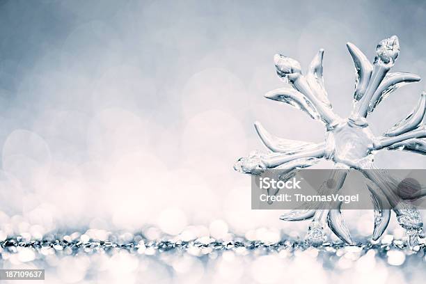 Kristallschneeflocke Weihnachten Dekoration Winter Schnee Hintergrund Blau Stockfoto und mehr Bilder von Schneeflocke - Schneekristall