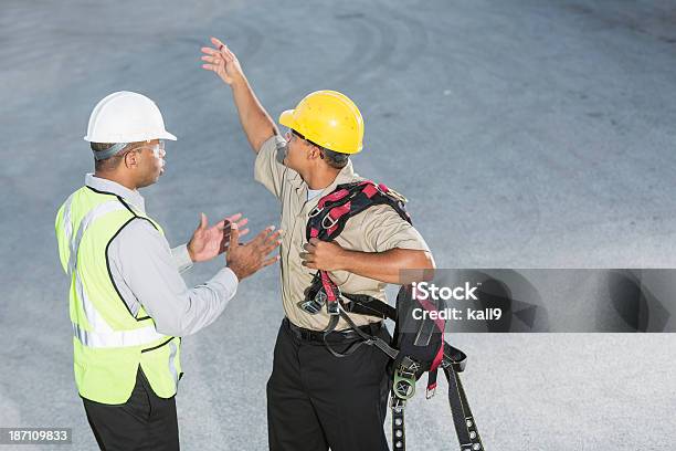 Arbeitnehmer Mit Hardhats Sicherheit Weste Und Gurt Stockfoto und mehr Bilder von Bauarbeiter
